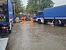 Beginn der Überflutung des Garagenhofes. (Foto: THW/Sebastian Vogler, OV Ratingen)