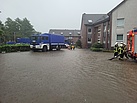 Überschwemmung der angrenzenden Wohnanlage nebst Garagenhof (Foto: THW/Sebastian Vogler, OV Ratingen)